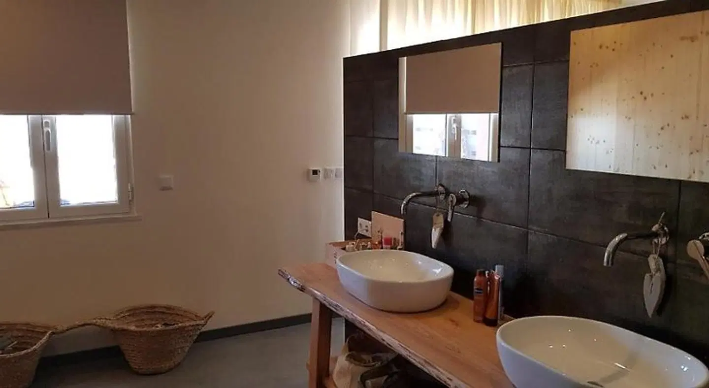 Trendy and Luxe Bed & Breakfast Badezimmer