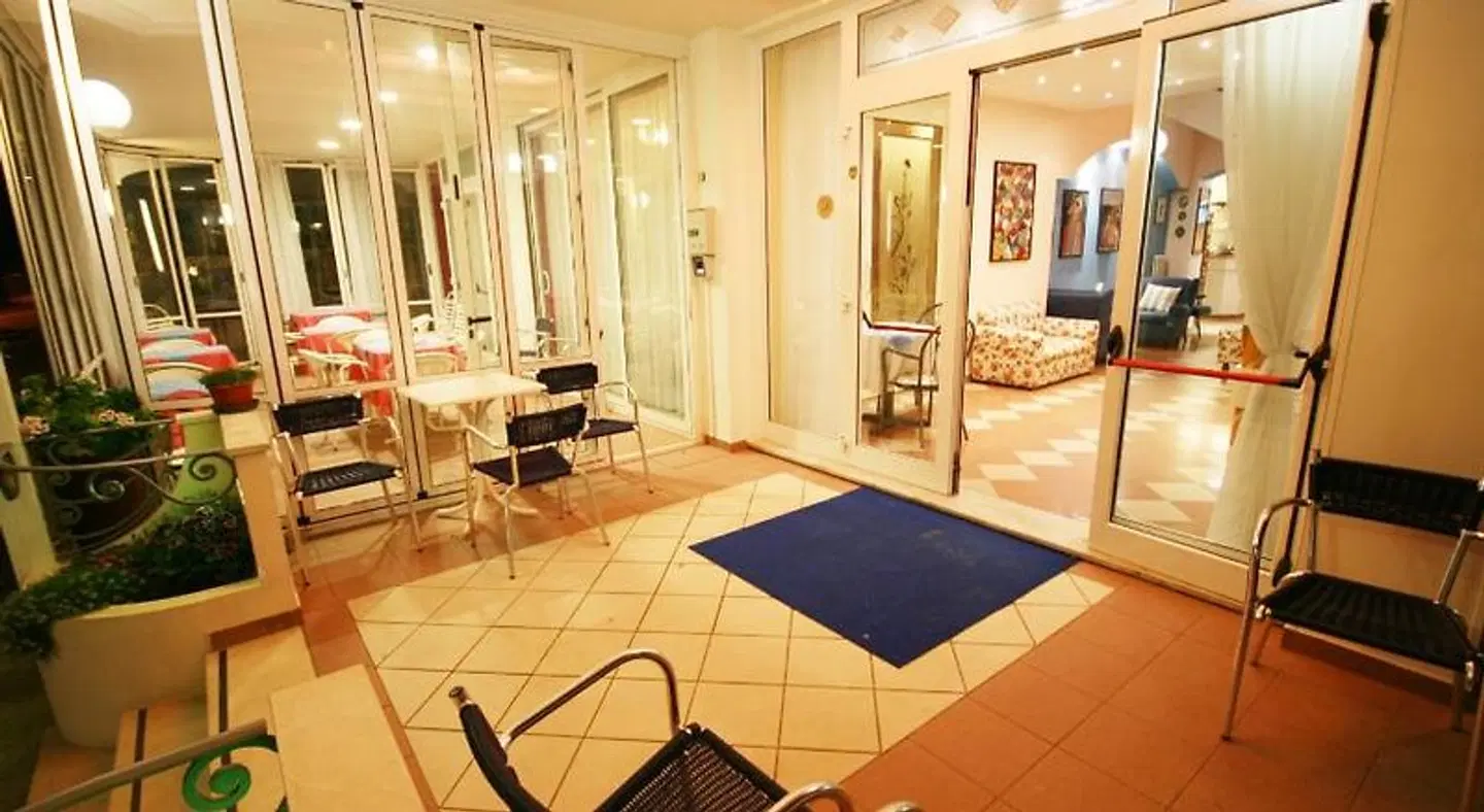 Cheri LOUNGE_LOBBY