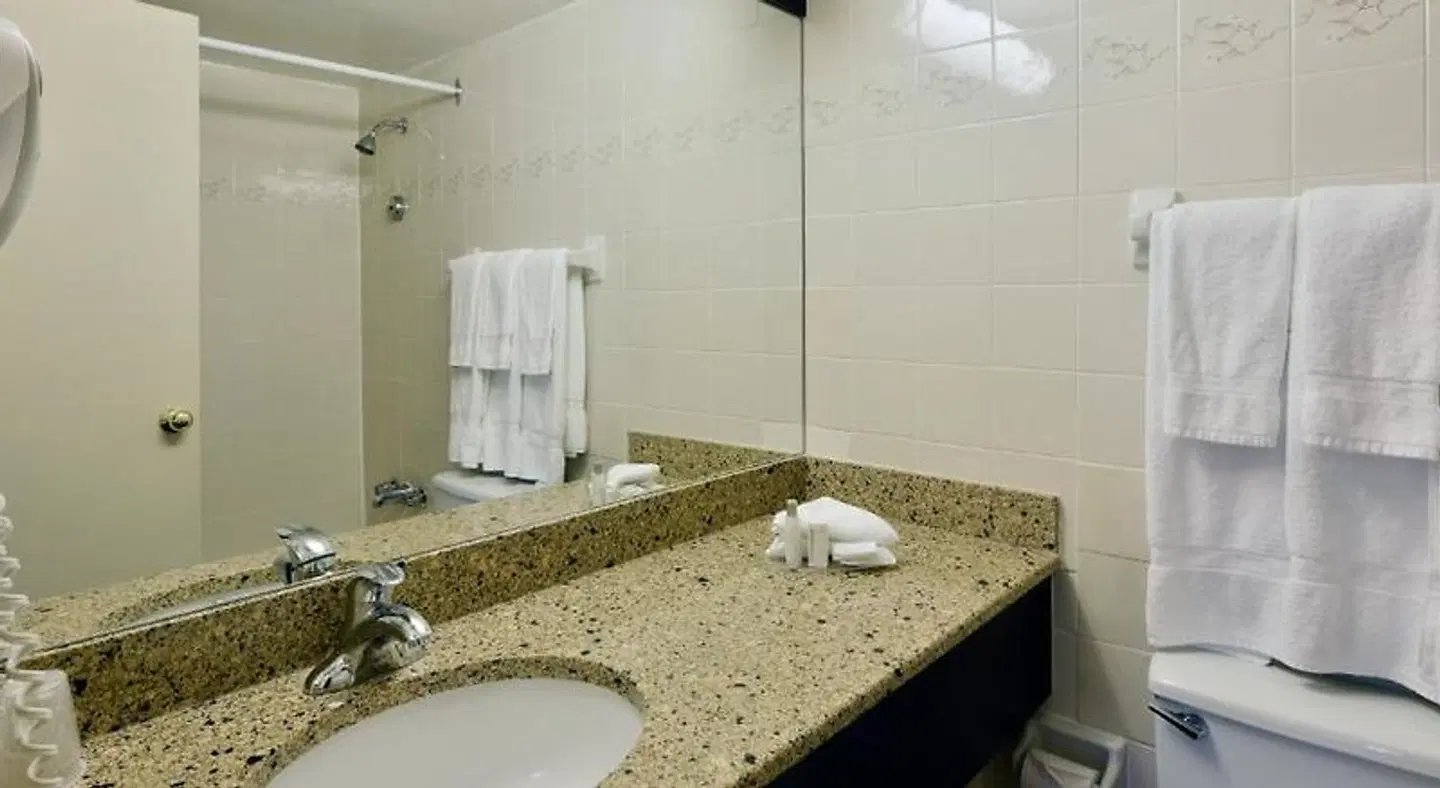 Embassy Hotel & Suites Badezimmer