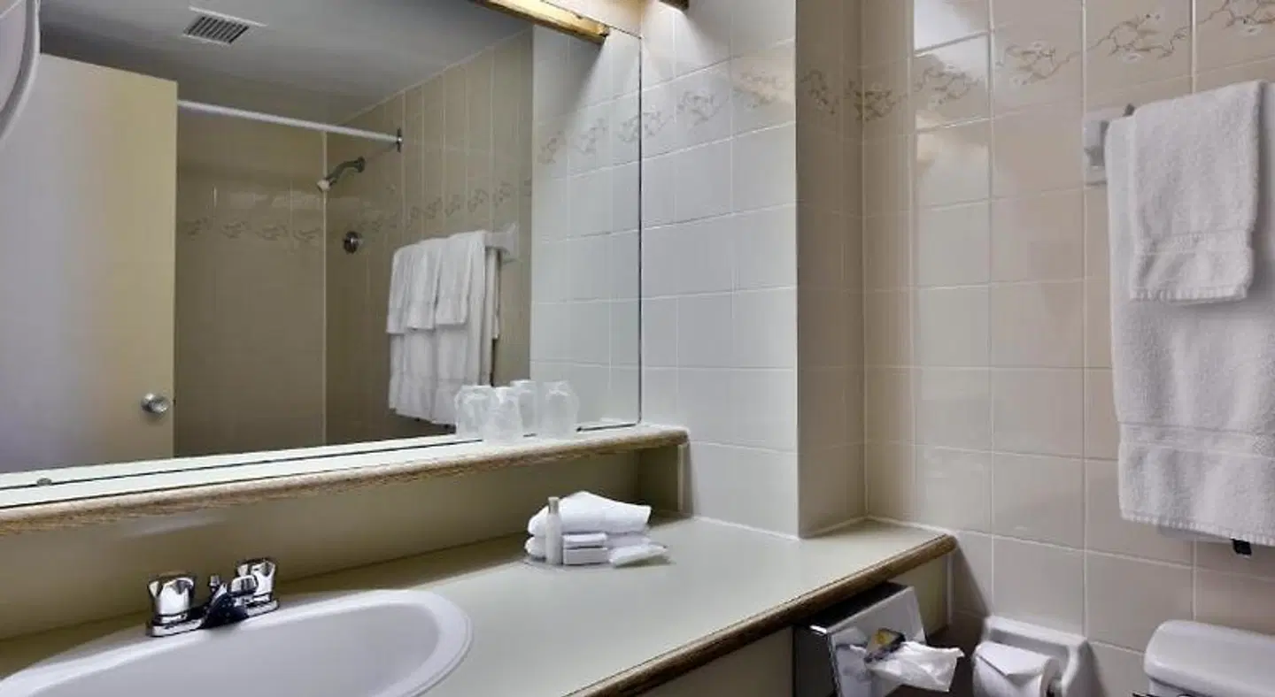 Embassy Hotel & Suites Badezimmer