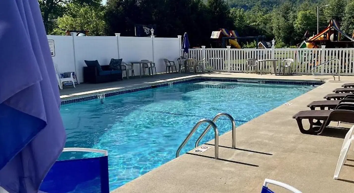 North Colony Motel and Cottages OUTDOOR_POOL