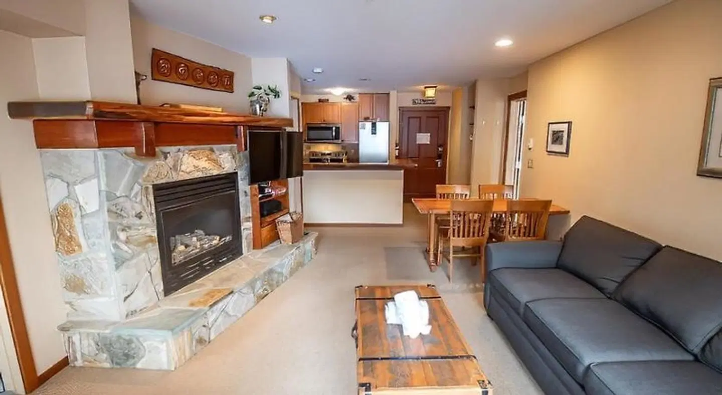 Snow Creek Lodge by Fernie Lodging Co Bar
