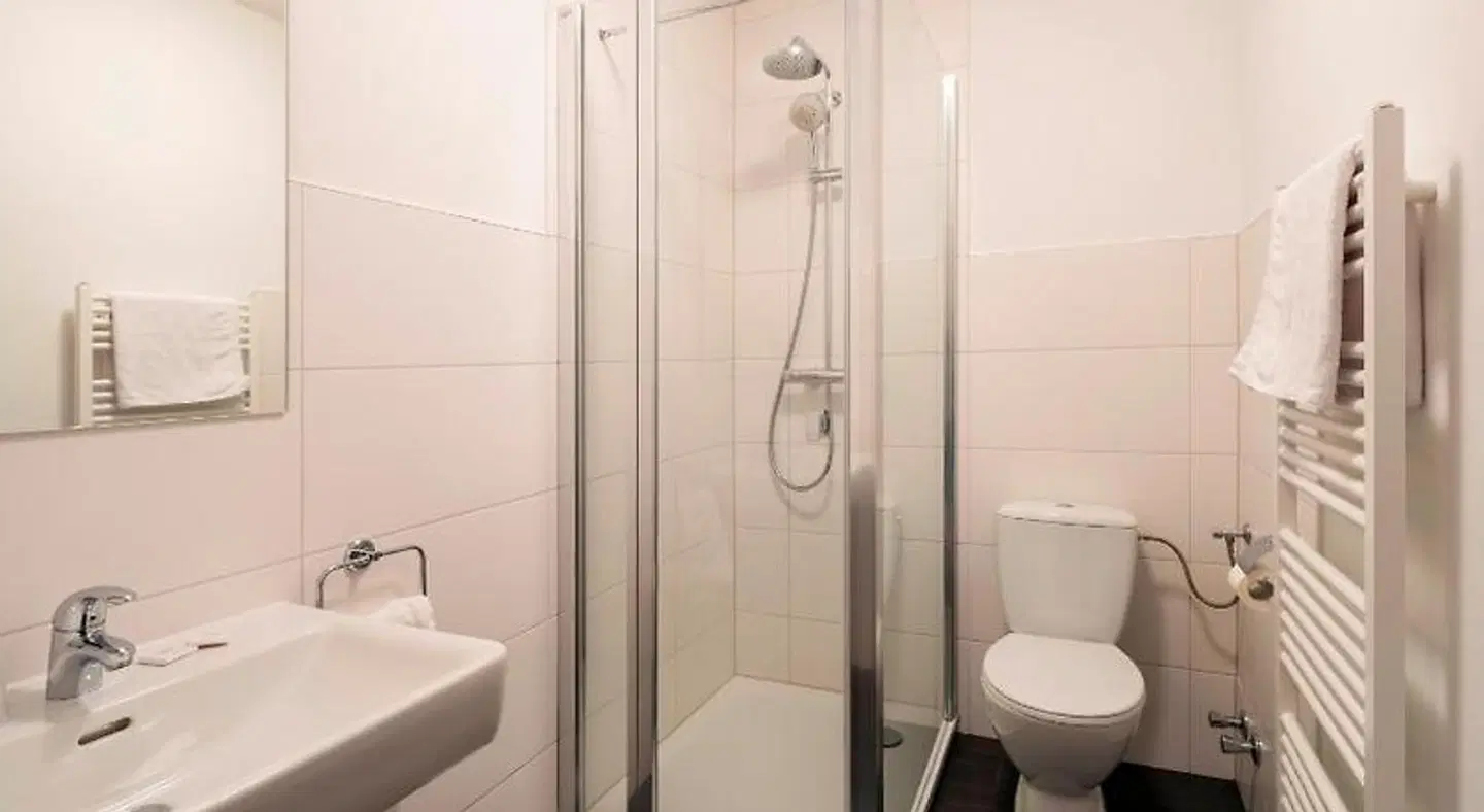 Base I Hotel Badezimmer