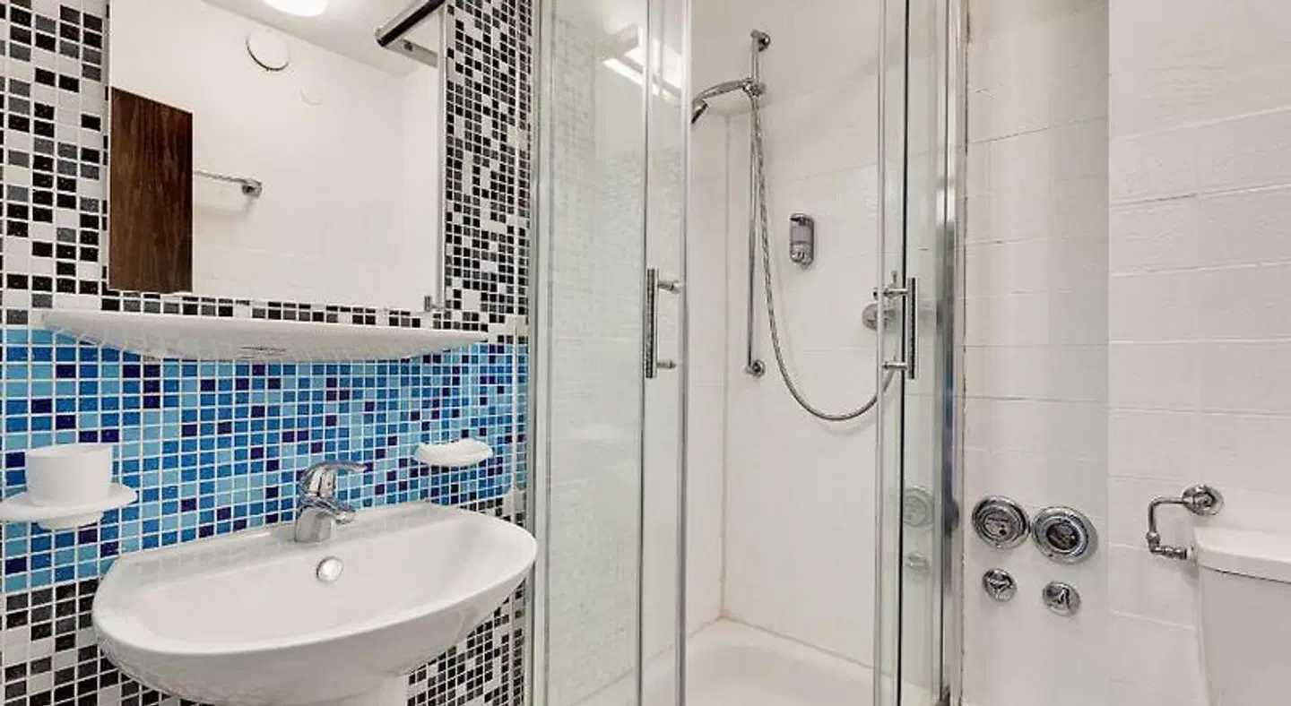 Base I Hotel Badezimmer