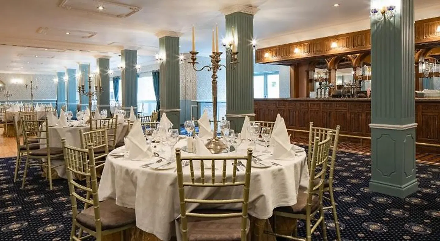 Dooly's Hotel Restaurant