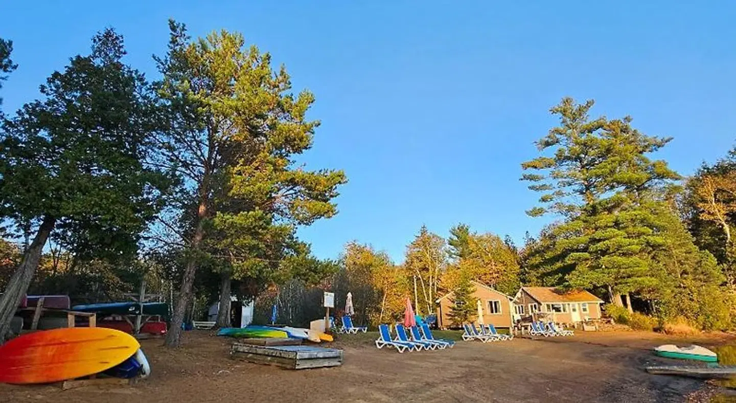 Parkway Cottage Resort and Trading Post Strand
