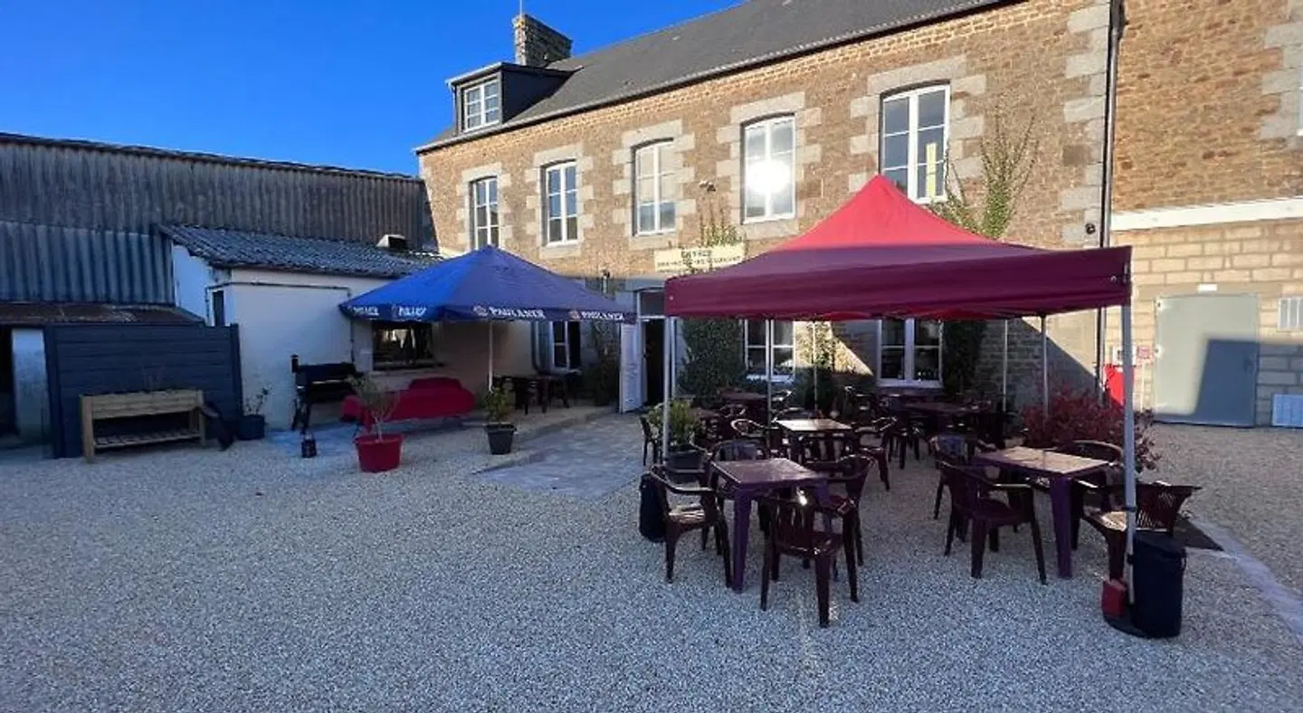 Au Père Tranquille EXTERIOR