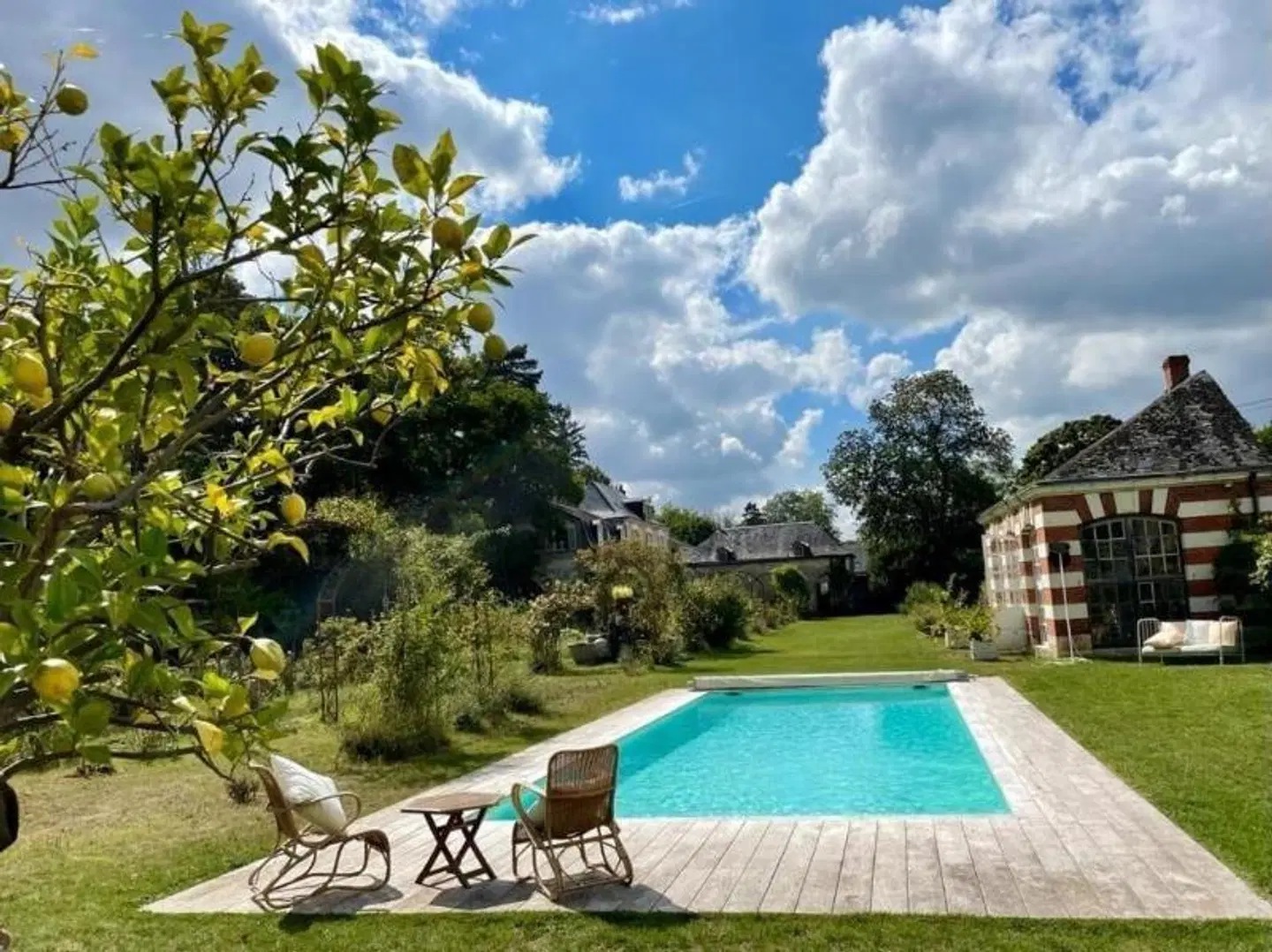 Colivault OUTDOOR_POOL
