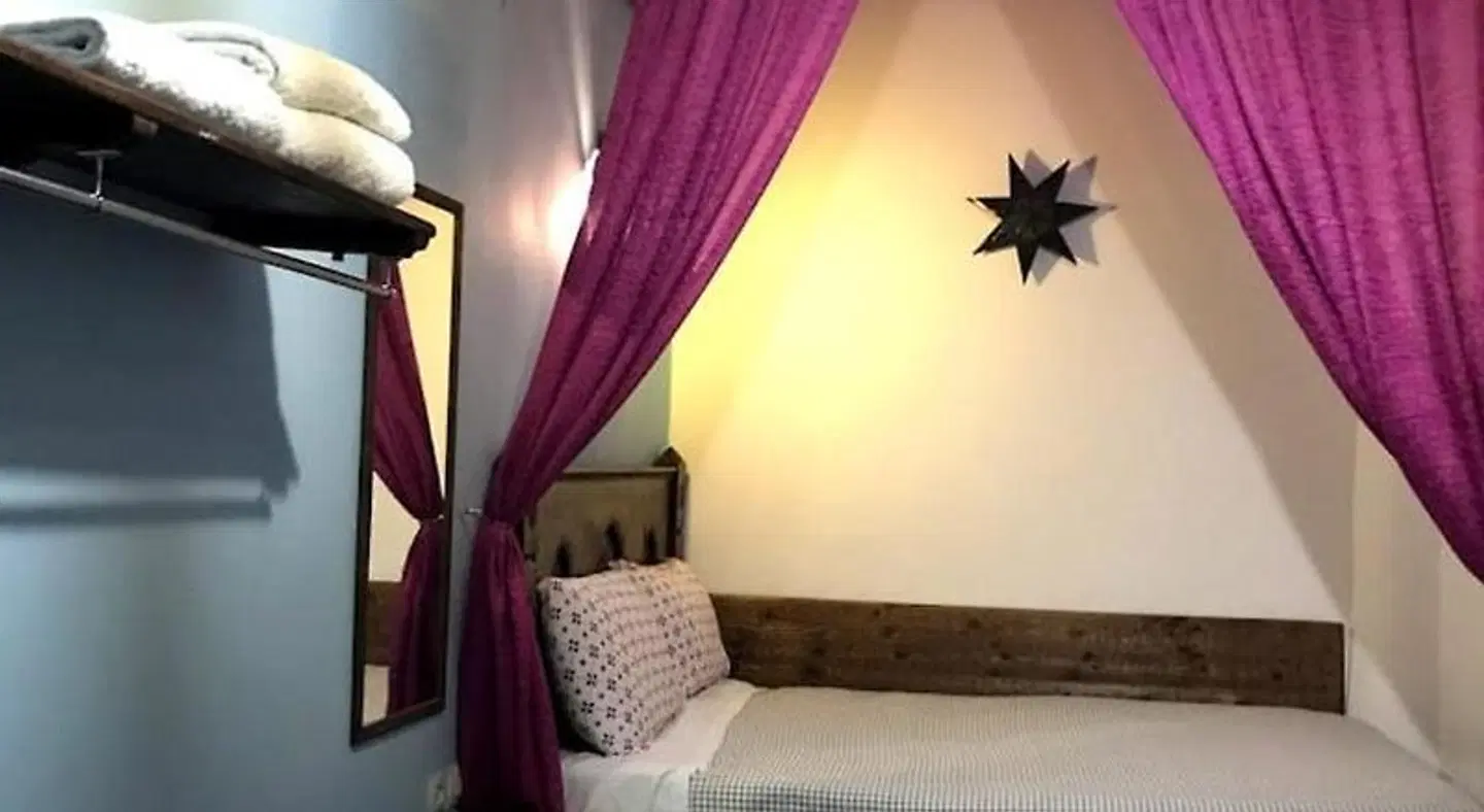 Riad Nerjaonsar ROOM_EXAMPLE