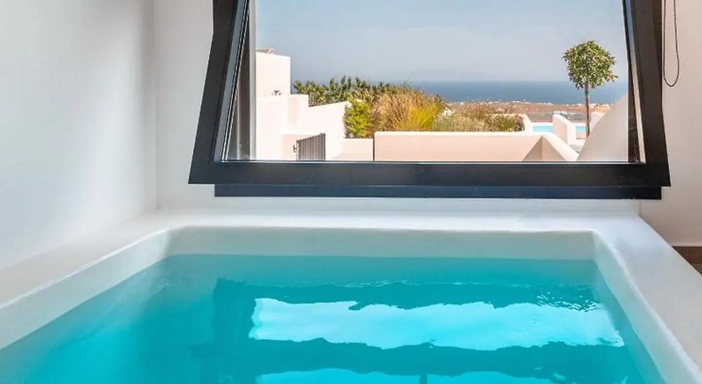 North Wind Luxury Suites OUTDOOR_POOL