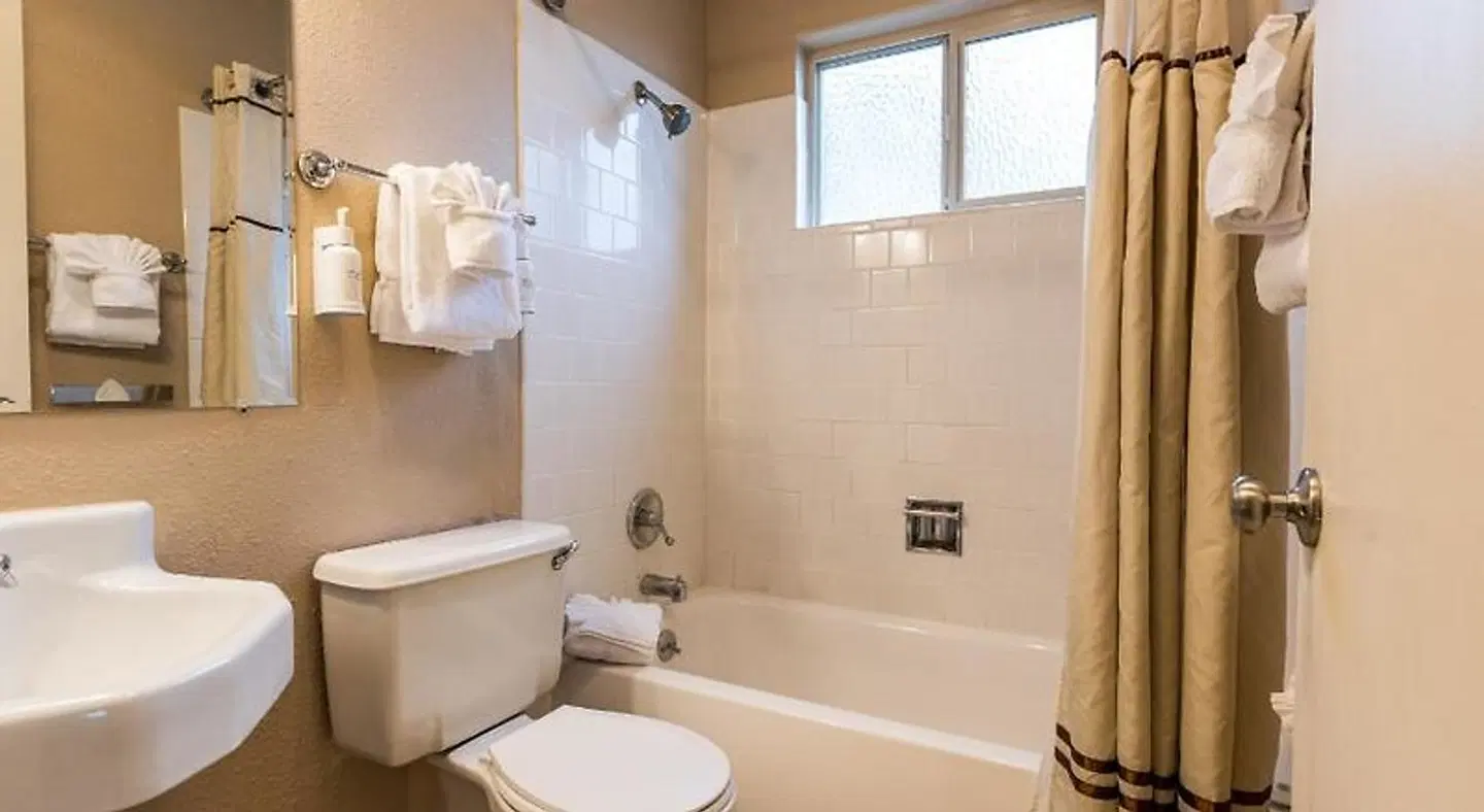 Ebb Tide Resort Badezimmer