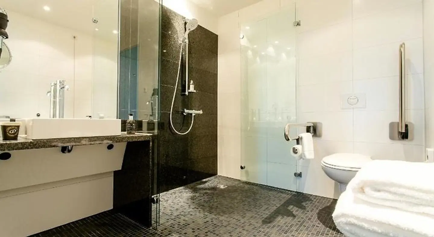 Motel One Barcelona-Ciutadella Badezimmer