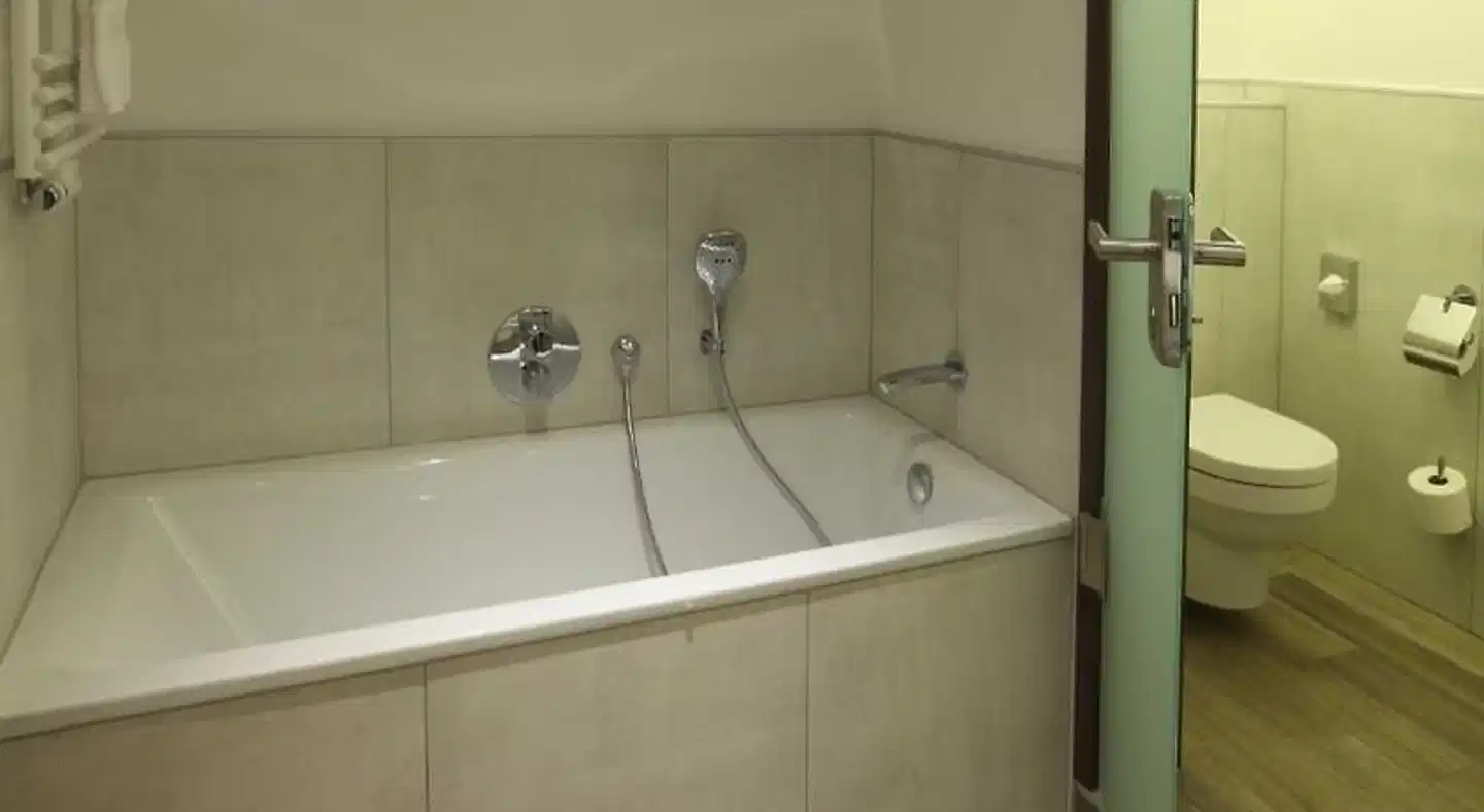 LINDNER HOTEL CITY PLAZA Badezimmer