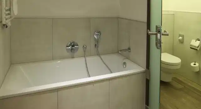 LINDNER HOTEL CITY PLAZA Badezimmer