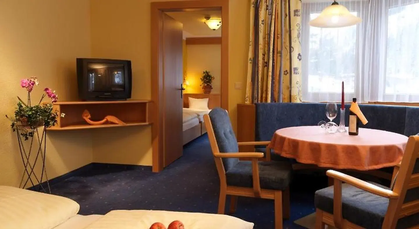 Gundolf ROOM_EXAMPLE