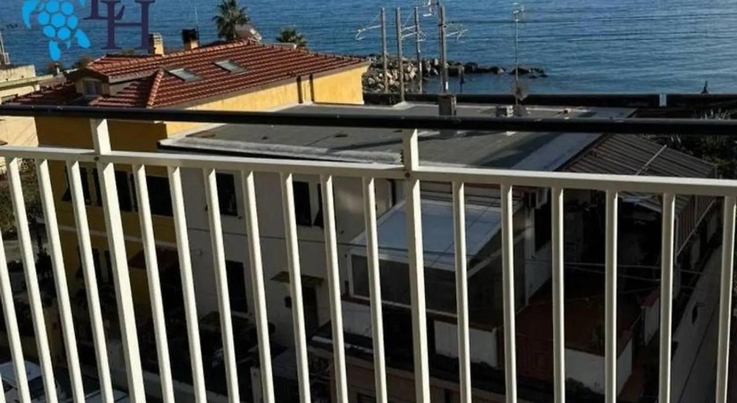 Lora EXTERIOR