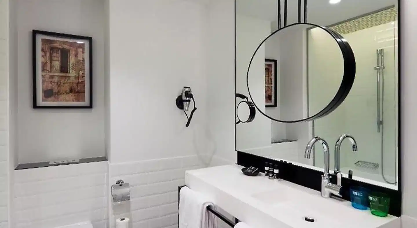 Hotel One Shot Palacio Reina Victoria Badezimmer