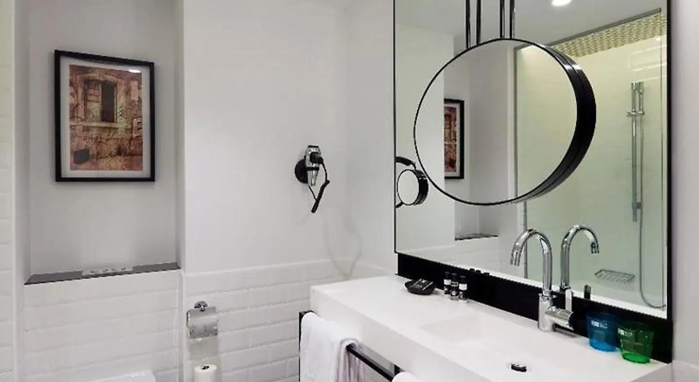 Hotel One Shot Palacio Reina Victoria Badezimmer