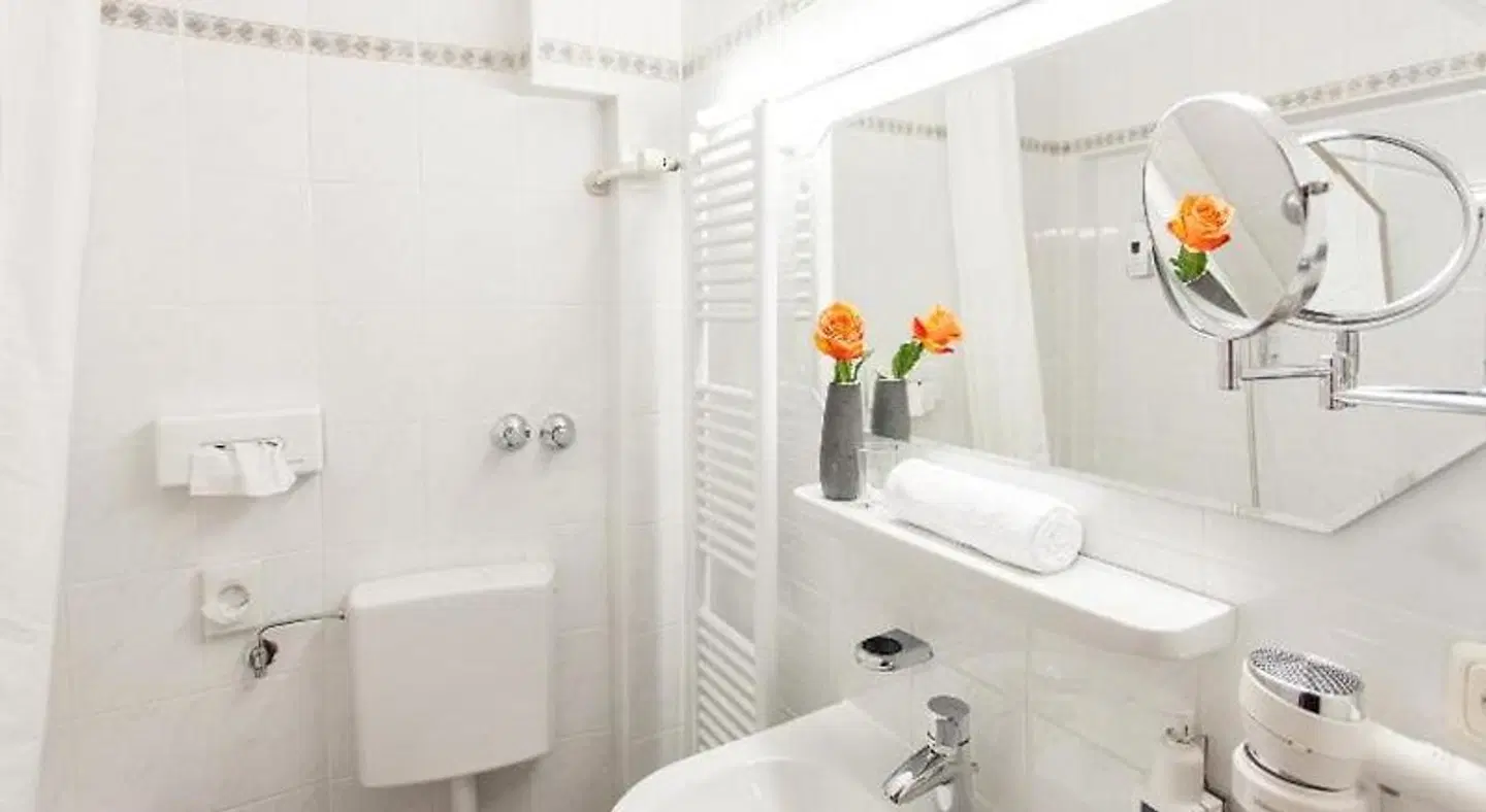 Centro Hotel Mondial Badezimmer