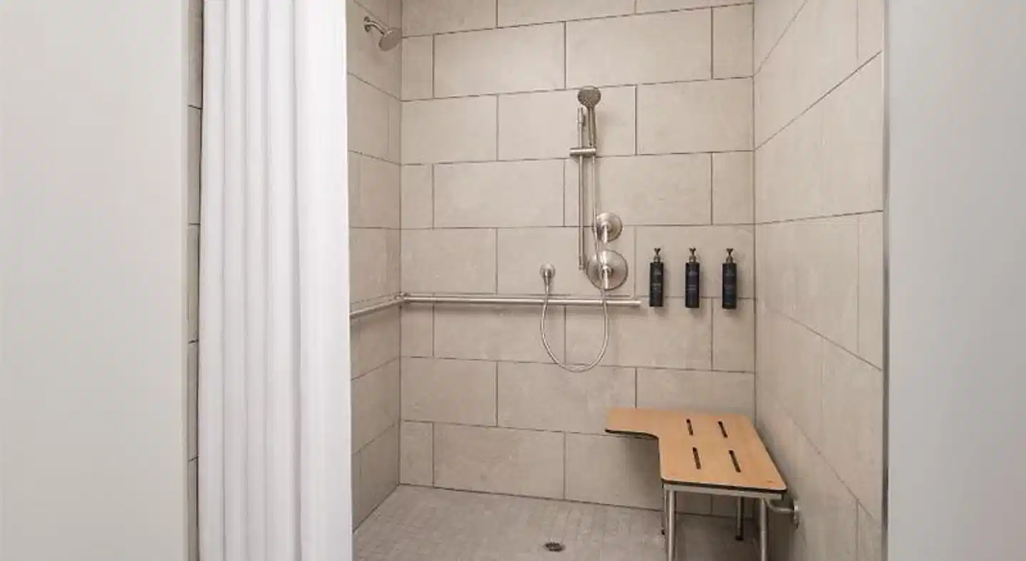 Martis Valley Lodge Tapestry Collection by Hilton Badezimmer