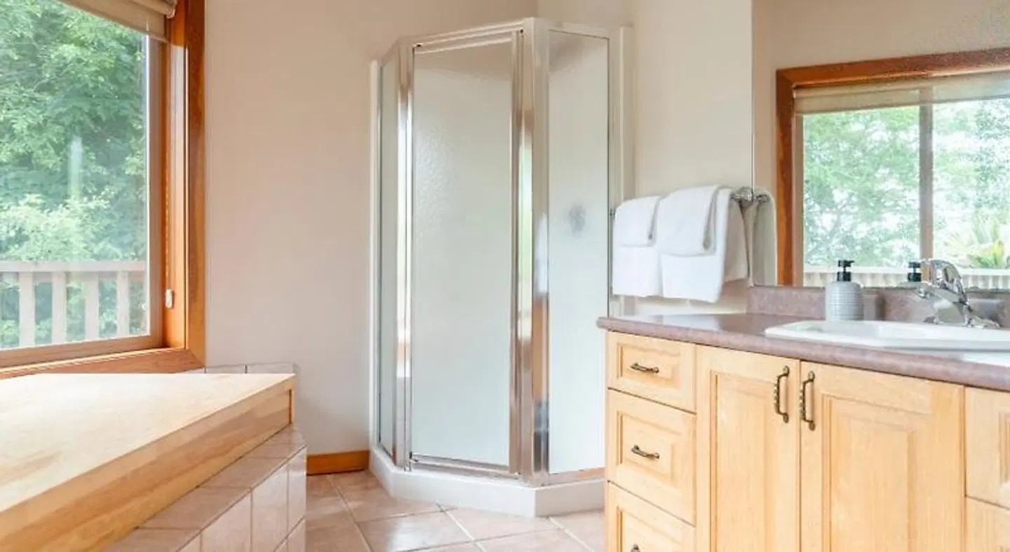 Whalers on the Point Guesthouse HI-Tofino Badezimmer