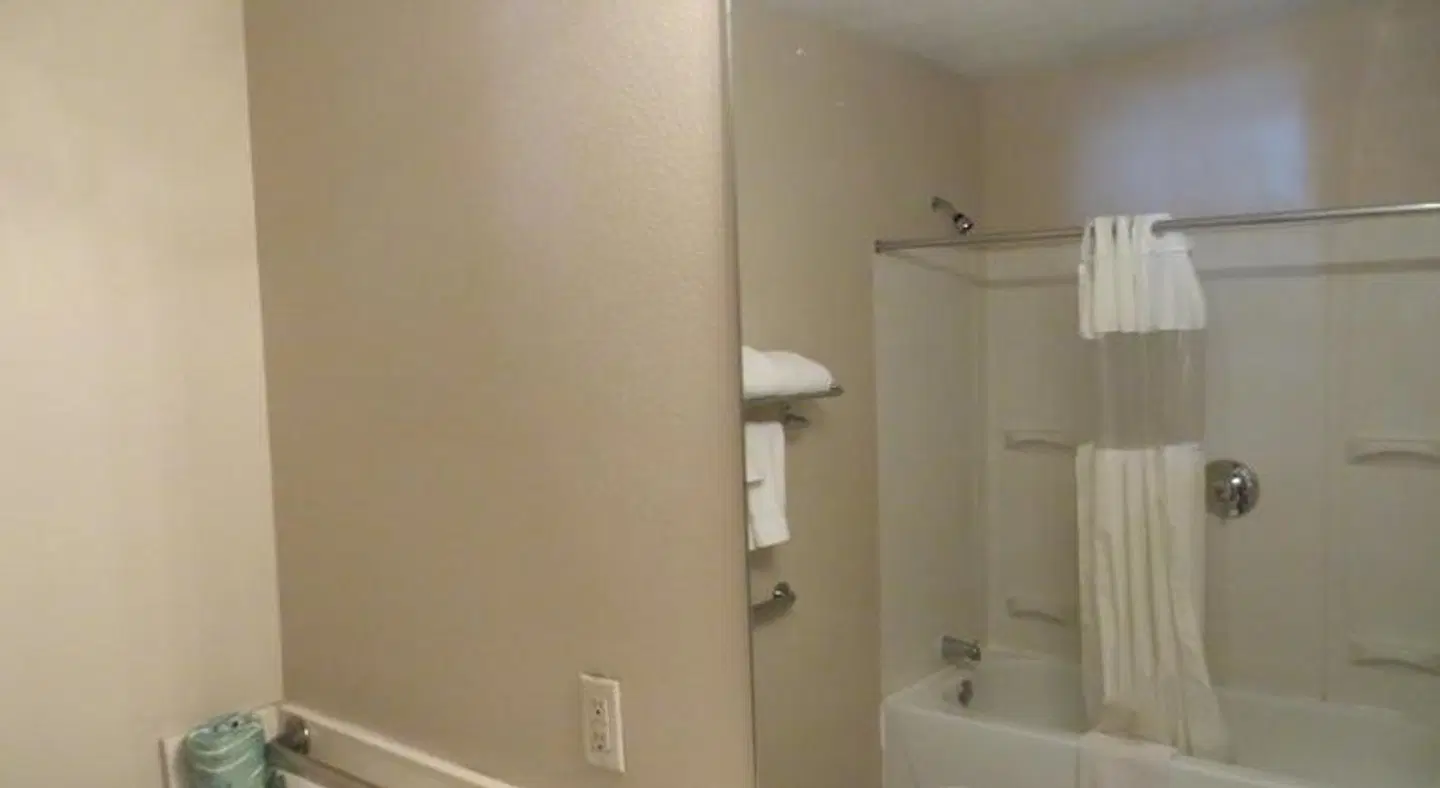 Studio 6 Dallas, TX Badezimmer