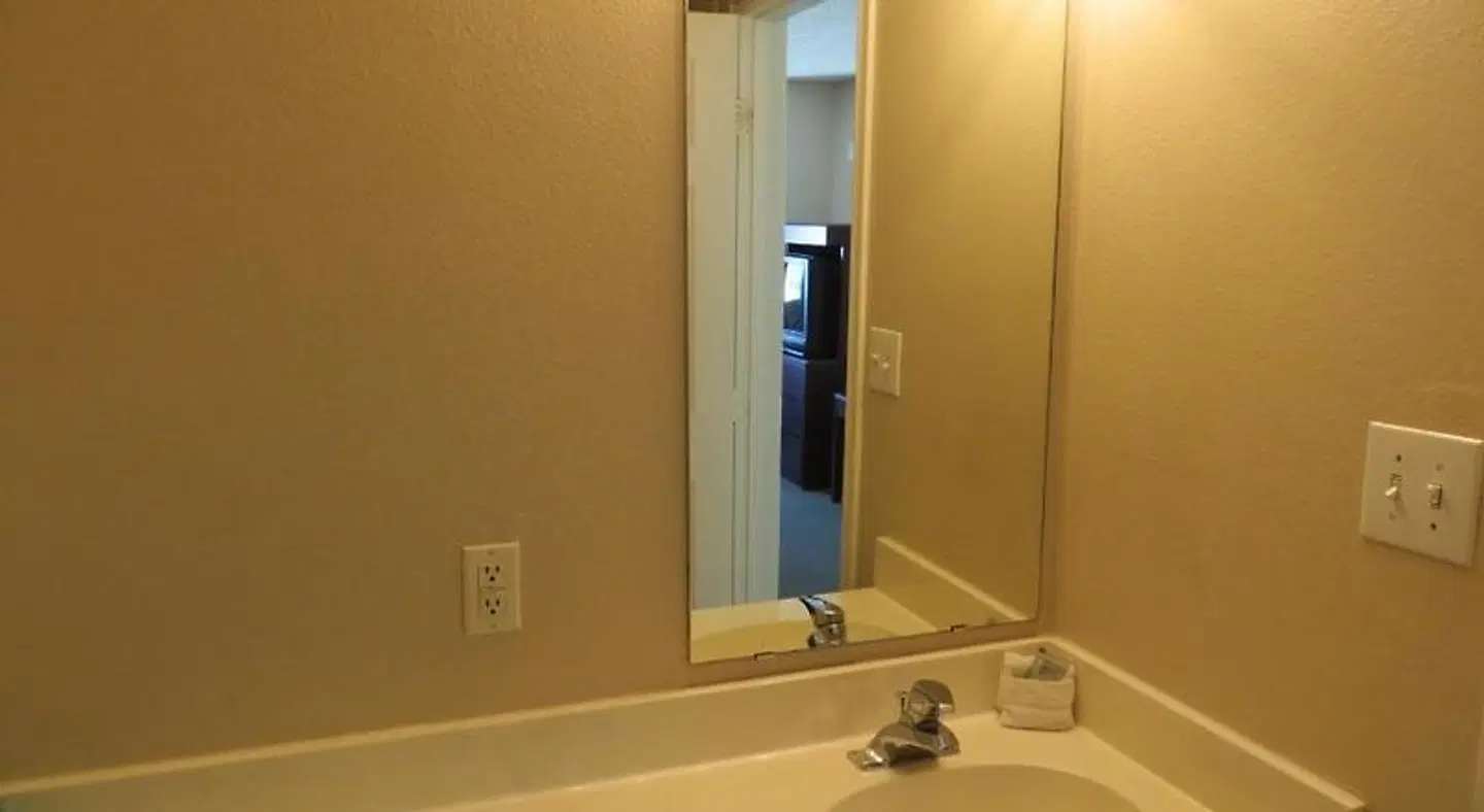 Studio 6 Dallas, TX Badezimmer