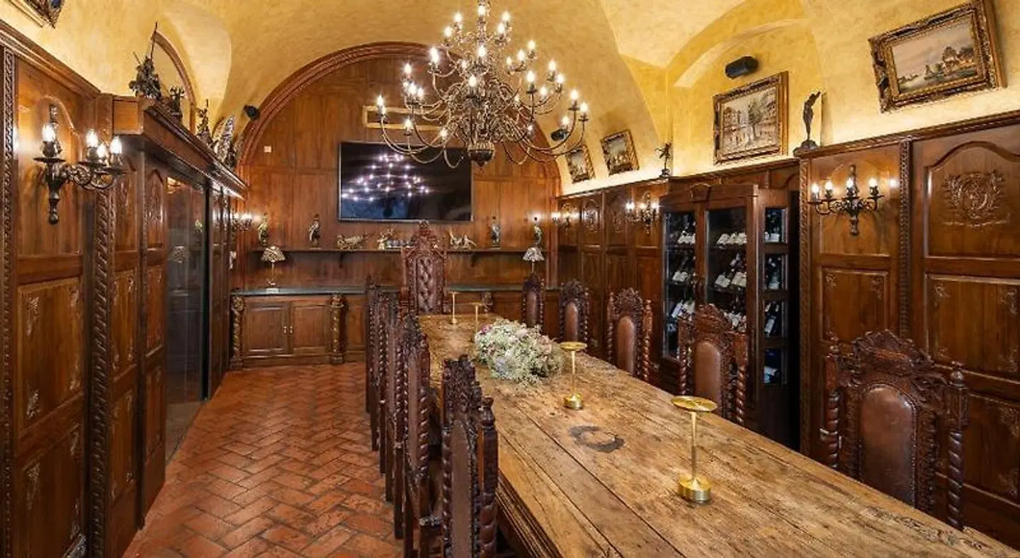 The Iron Gate Hotel & Suites Bar