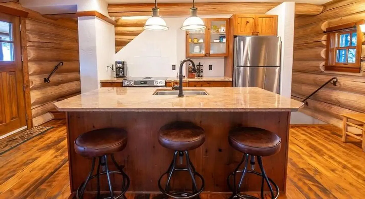 Snow Creek Cabins by Fernie Lodging Co Bar