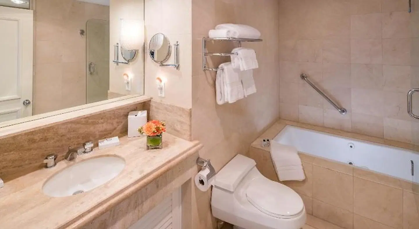 Surf & Sand Resort Badezimmer