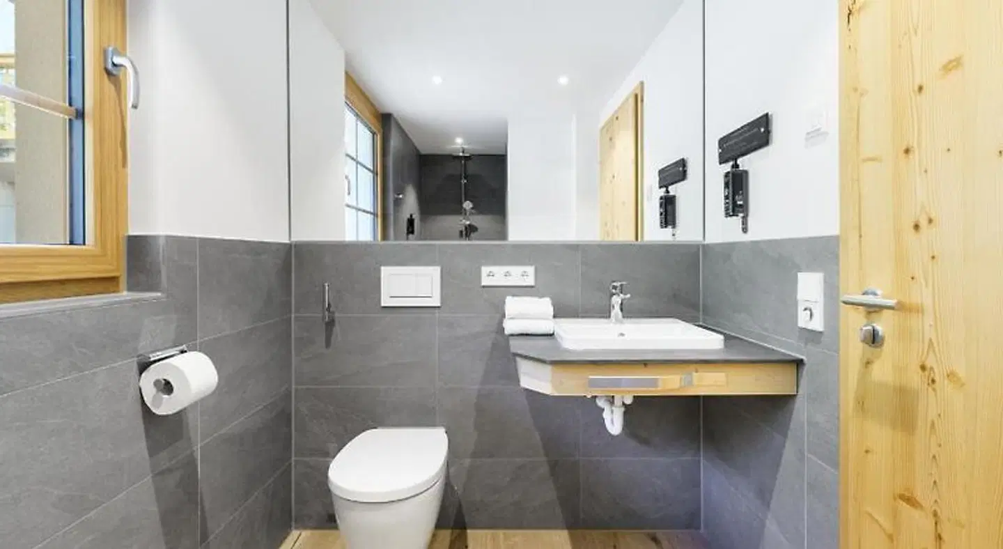 SCHWARZENBACH - Apartments & Rooftop Pool Badezimmer