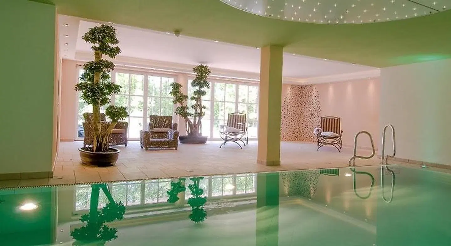 Amethyst Hallenbad