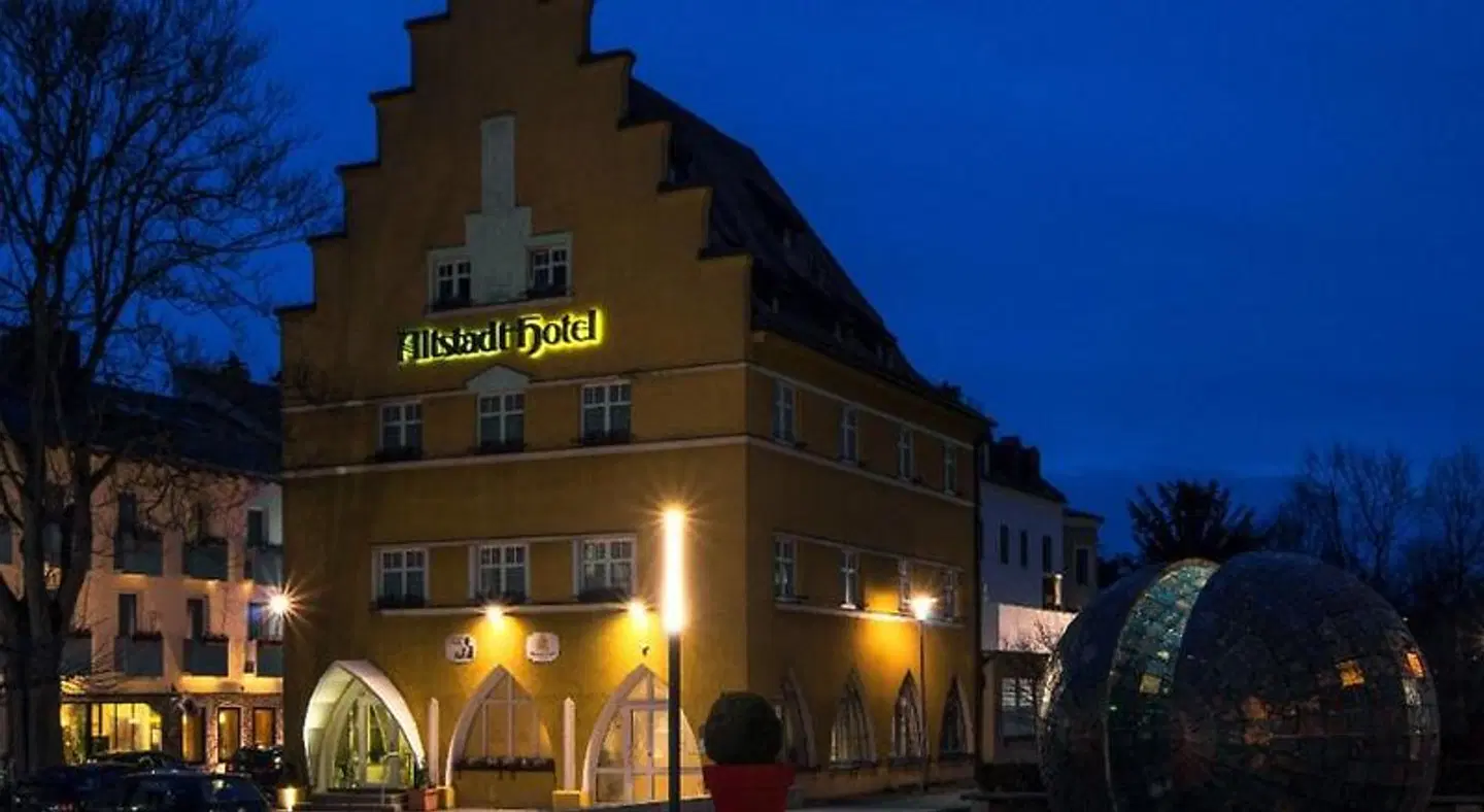 Altstadt-Hotel EXTERIOR