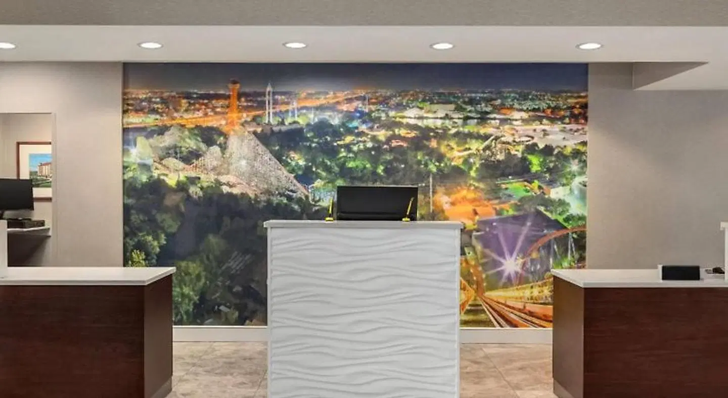 La Quinta Inn & Suites by Wyndham Arlington North 6 Flags Dr LOUNGE_LOBBY