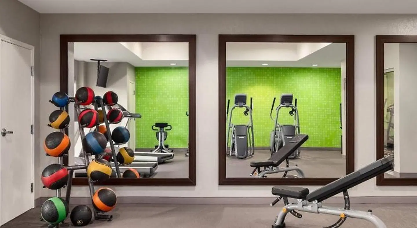 La Quinta Inn & Suites by Wyndham Arlington North 6 Flags Dr SPORTS_AND_LEISURE
