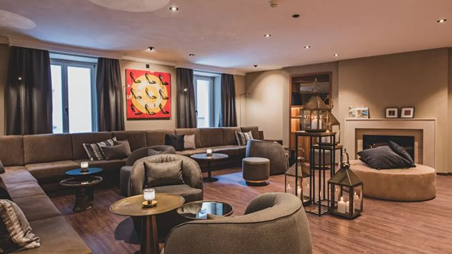 Monopol art boutique Bar