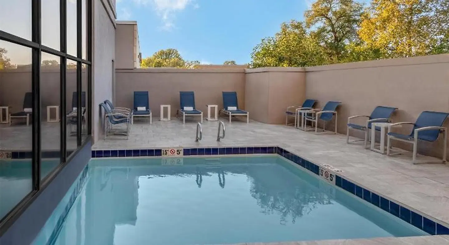DoubleTree by Hilton Springfield OUTDOOR_POOL