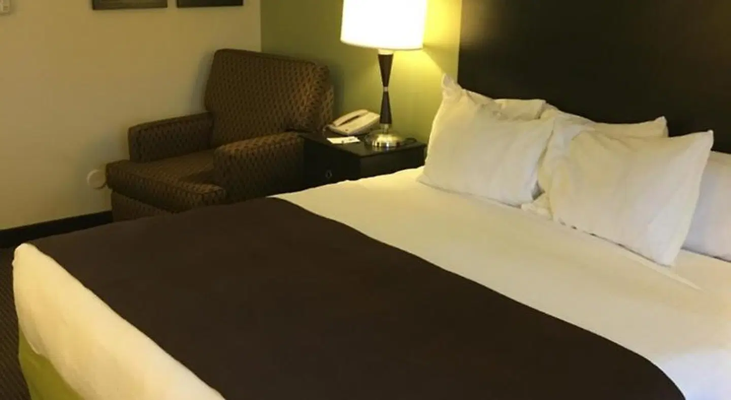 AmericInn Fairfield ROOM_EXAMPLE
