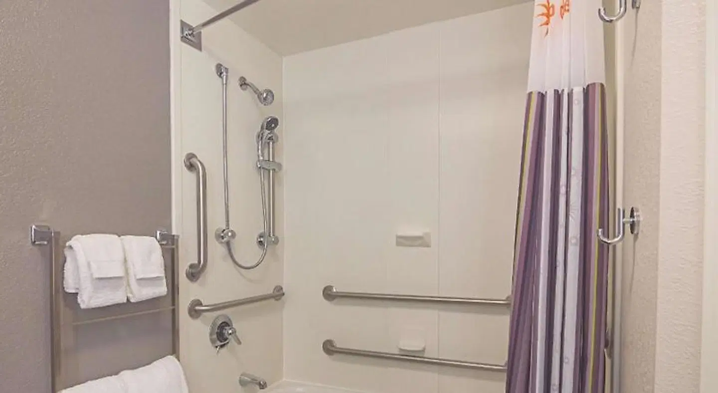 La Quinta Inn & Suites by Wyndham Oklahoma City - NW Expwy Badezimmer