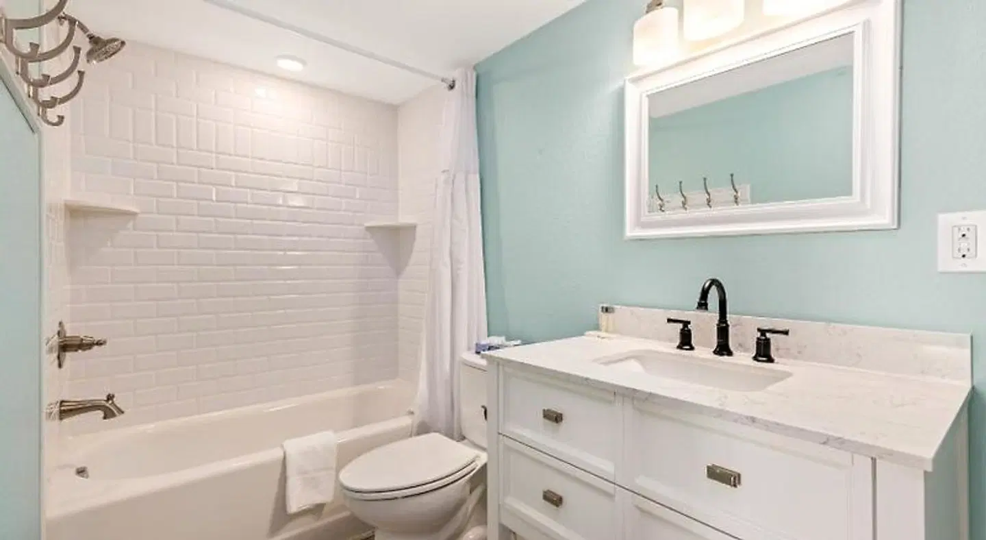 John Yancey Oceanfront Inn Badezimmer