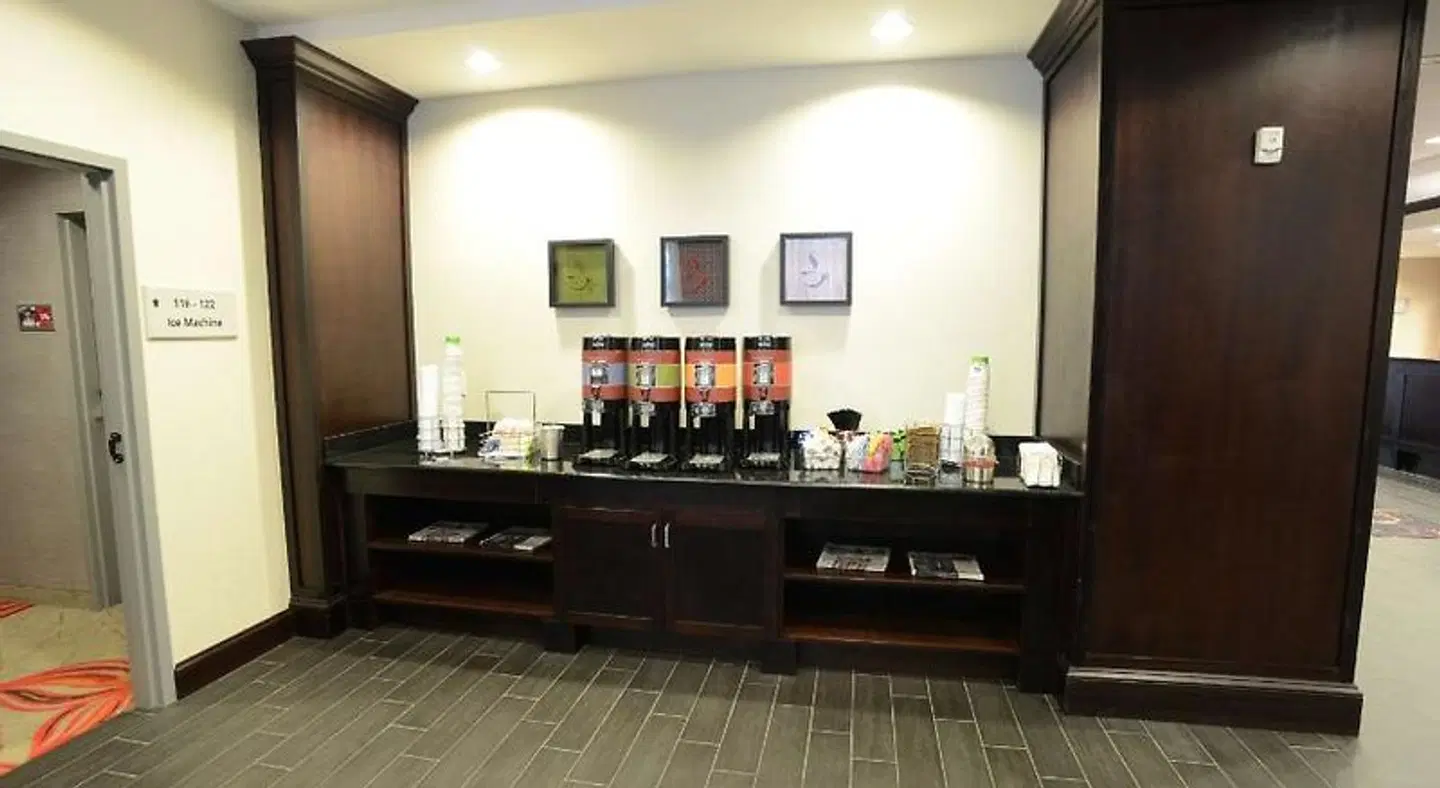 Hampton Inn & Suites Albany At Albany Mall Bar