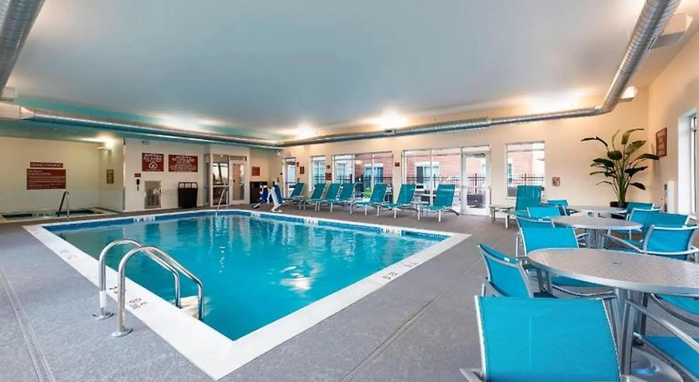 TownePlace Suites by Marriott Louisville North Hallenbad