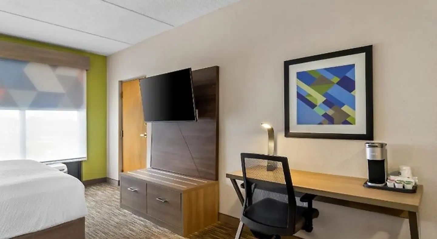 Holiday Inn Exp.&Suites South East/Medical Ctr Area ROOM_EXAMPLE