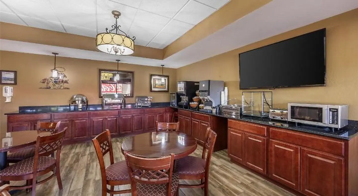 Best Western North Edge Inn Bar