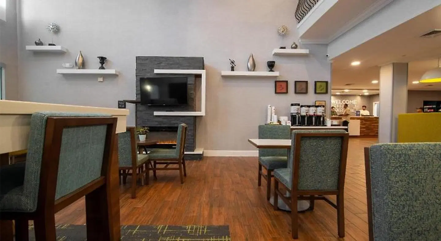 Hampton Inn & Suites College Station/US 6-East Bypass Bar