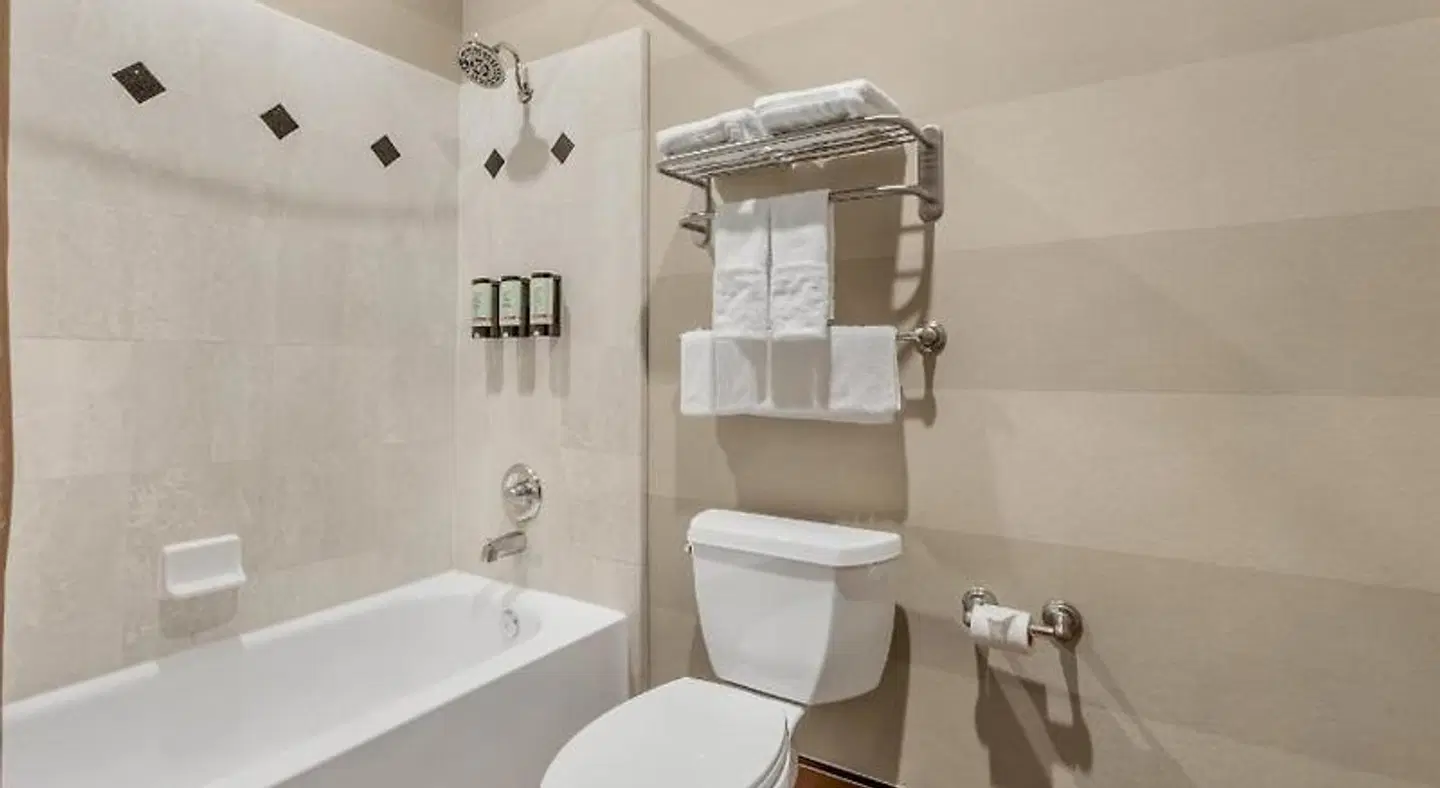 Best Western Plus Brookside Inn Badezimmer