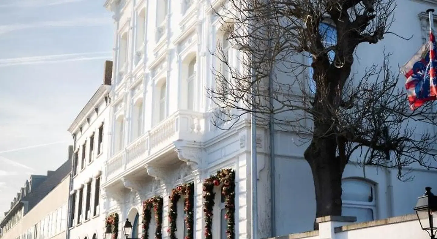 The Golden Tree Hotel EXTERIOR