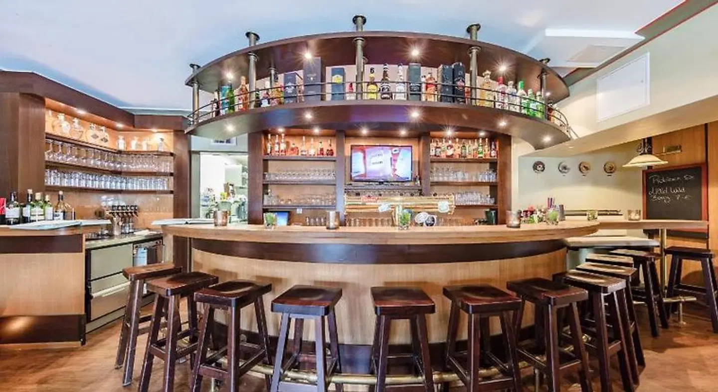 Hotel Business & More Bar