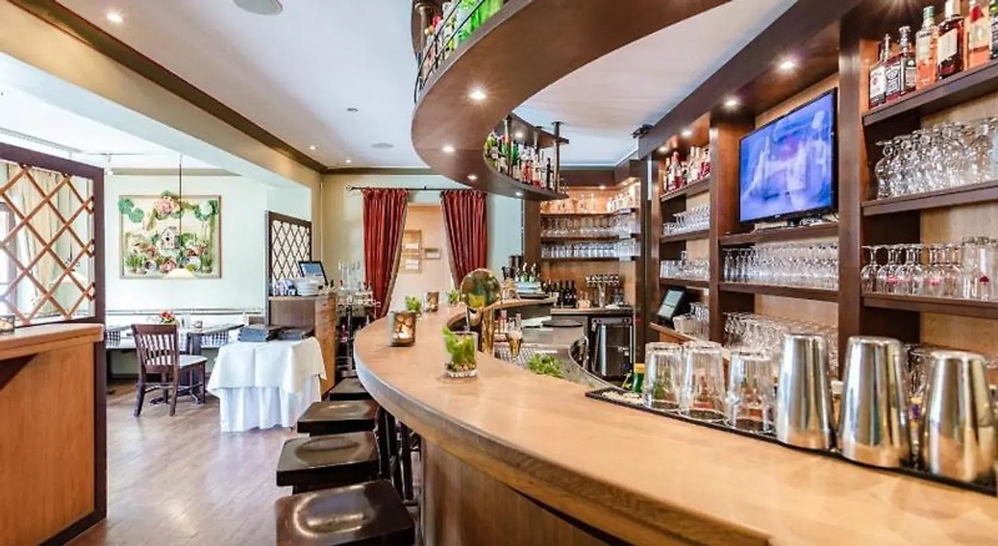 Hotel Business & More Bar