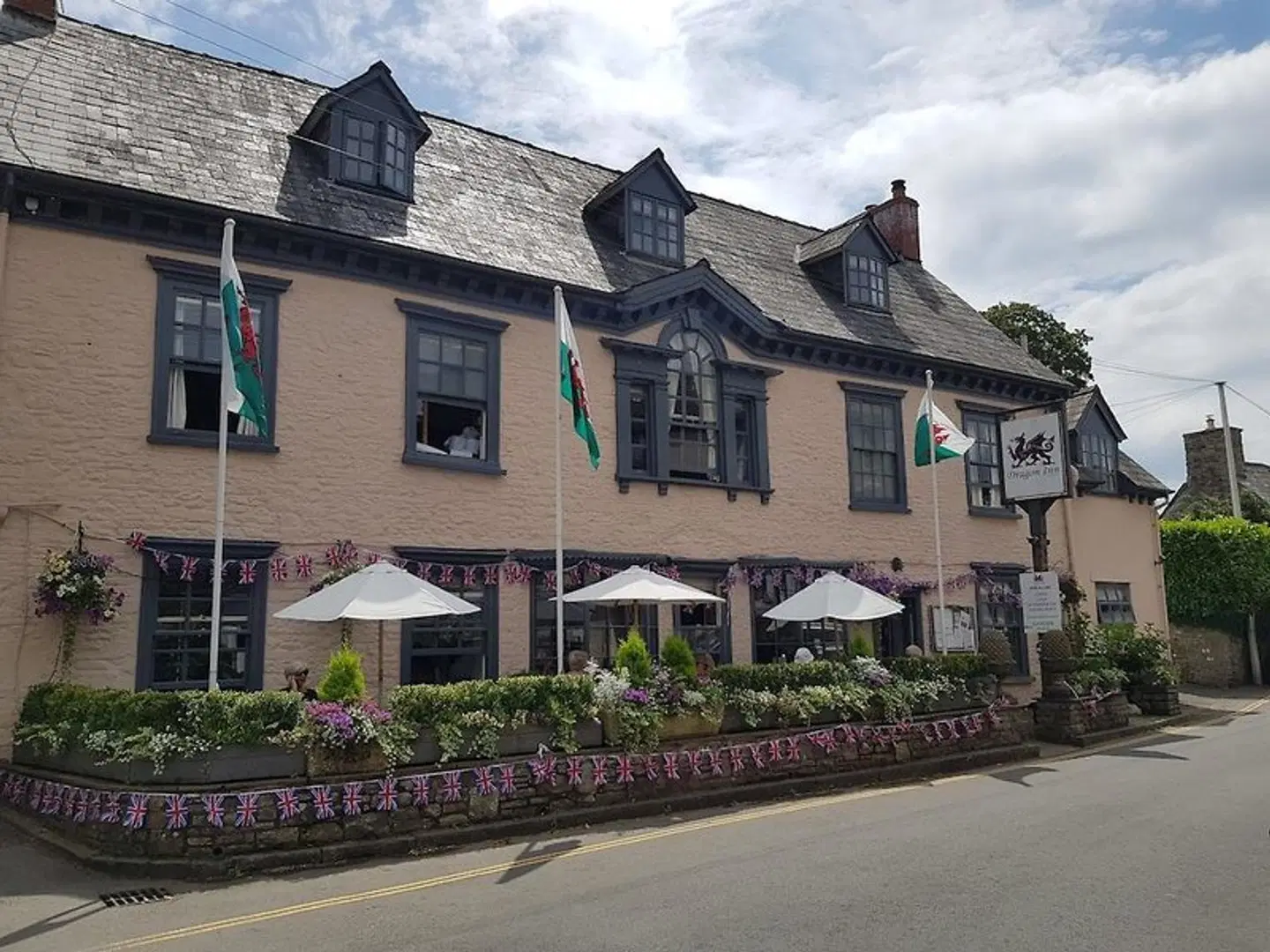 Dragon Inn EXTERIOR